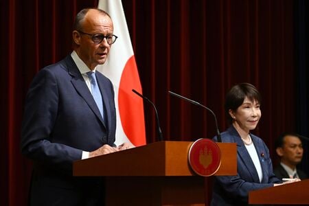 ２８日、東京の首相官邸で共同記者発表に臨むドイツのメルツ首相（左）と高市早苗首相（ＥＰＡ時事）